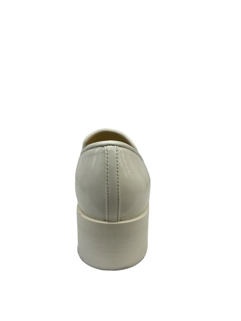 Chanel Cream 2023 Interlocking CC Logo Loafer. Size: 38.5