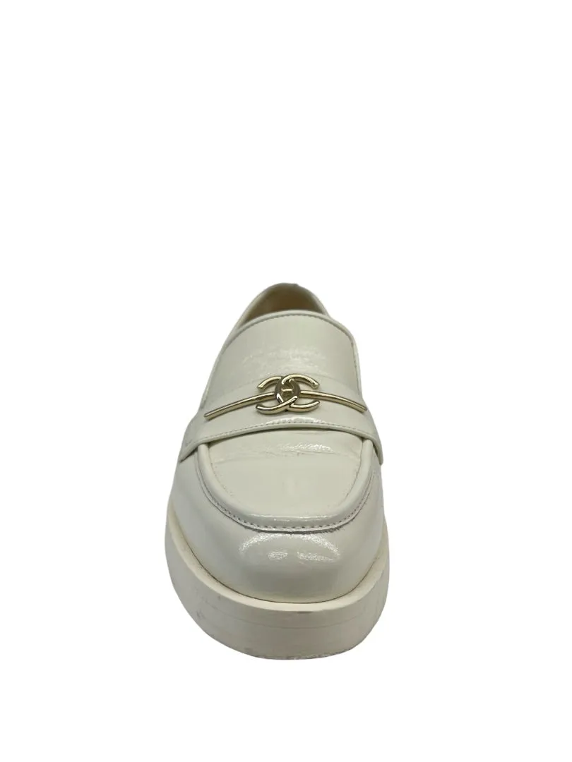 Chanel Cream 2023 Interlocking CC Logo Loafer. Size: 38.5