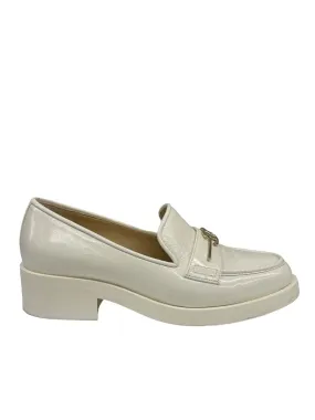 Chanel Cream 2023 Interlocking CC Logo Loafer. Size: 38.5