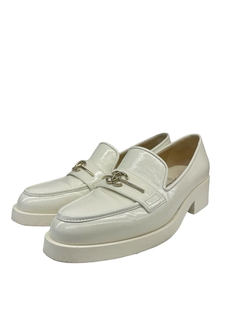 Chanel Cream 2023 Interlocking CC Logo Loafer. Size: 38.5